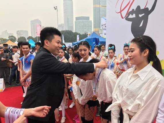 赛事嘉宾为beat365官网队员颁奖.jpg