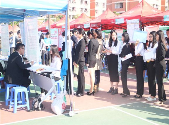 企业展示区前排起的长队.jpg