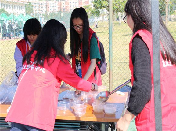 学生助理团队与志愿者们前来支持与助力.jpg